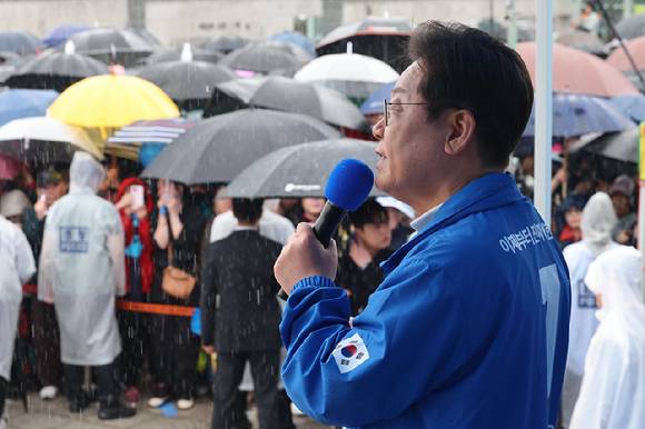 더불어민주당 이재명 대선 후보가 15일 전남 여수시 이순신광장에서 열린 집중유세에서 지지를 호소하고 있다. 2025.5.15 [공동취재] [사진=연합뉴스]
