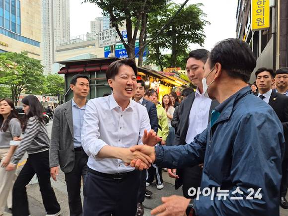이준석 개혁신당 제21대 대통령선거 후보가 15일 오후 서울 지하철 2호선 건대입구역 인근 젊음의거리에서 유세하고 있다. [사진=김주훈 기자]