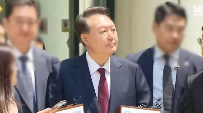 란 우두머리 혐의 등으로 기소된 윤석열 전 대통령이 12일 서울 서초구 서울중앙지방법원에서 열린 3차 공판을 마친 후 법원을 나서고 있다. (SBS 캡처)