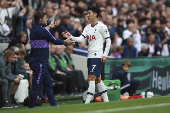 2019년 토트넘 시절 악수를 나누는 손흥민(오른쪽)과 마우리시오 포체티노 감독. 오는 9월 한국 대표팀 주장 손흥민은 포체티노 미국대표팀 감독과 ‘사제대결’을 펼치게 됐다. [AP=연합뉴스]