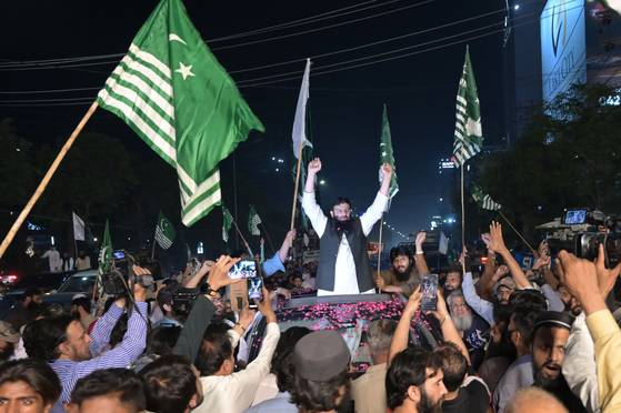 휴전이 맺어진 뒤 14일(현지시간) 인도(위 사진)와 파키스탄(사진) 시민이 거리로 나와 승리를 축하하고 군대를 격려하고 있다. [EPA=연합뉴스]
