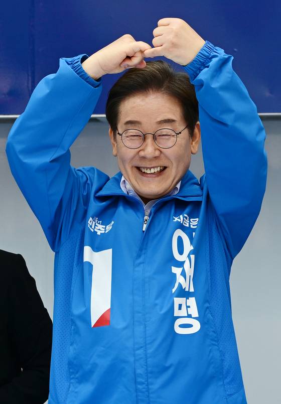 이재명 더불어민주당 대선후보가 14일 부산 서면을 찾아 새끼손가락을 걸어 보이고 있다. 김성룡 기자