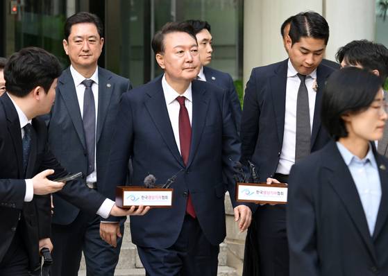 윤석열 전 대통령이 지난 12일 오전 서울 서초구 중앙지방법원에서 열린 내란 우두머리 혐의, 직권남용 권리행사방해 혐의 사건 3차 공판을 마치고 법원을 나서고 있다. 뉴스1