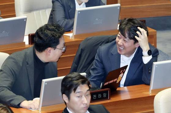 이준석 개혁신당 대선후보가 2024년 12월 2일 국회 본회의장에서 천하람 의원에게 자신의 노트북 화면을 보여주며 웃고 있다. 김성룡 기자