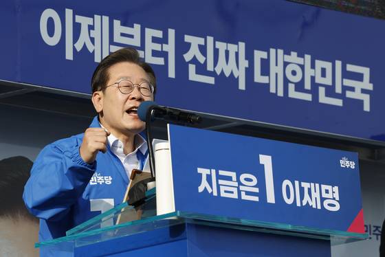 이재명 더불어민주당 대통령 후보가 14일 오후 경남 통영시 강구안 문화마당을 찾아 지지를 호소하고 있다. 뉴스1