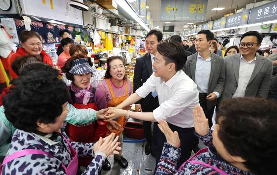 개혁신당 이준석 대선 후보가 14일 부산 자갈치시장을 방문해 상인들과 인사를 나누고 있다. 연합뉴스