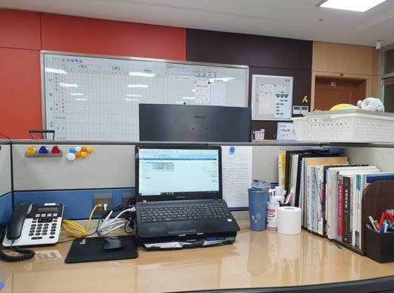 지난 2021년 경기 고양시 한 고등학교 역사교사였던 김지연(34)씨가 재직 당시 찍어 둔 책상 사진. 이직을 준비할 때 사용한 경제학원론 등 관련 서적이 책장에 꽂혀 있다. 시진 김지연씨