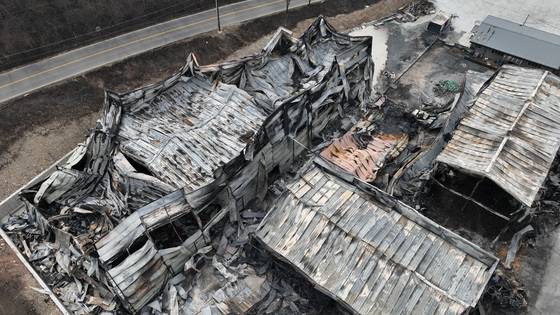 지난 3월 28일 경북 의성군 의성읍 인근 한 공장이 산불로 인해 폐허가 되어있다. 김종호 기자