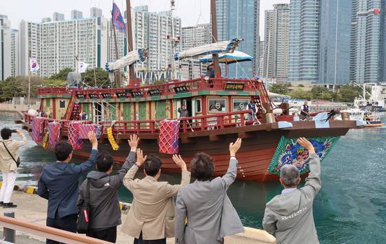 지난달 28일 오전 부산 남구 용호별빛공원에서 재현된 조선통신사선이 일본 오사카를 향해 출항하고 있다. 연합뉴스