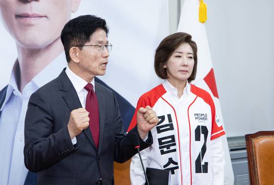 김문수 국민의힘 대통령 후보가 15일 오전 서울 여의도 국회에서 기자회견을 하고 있다. 뉴스1