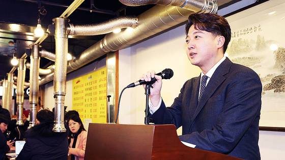 이준석 개혁신당 대선 후보가 2023년 12월 27일 서울 노원구 상계동의 한 갈비집에서 탈당 선언을 하는 모습. 뉴스1