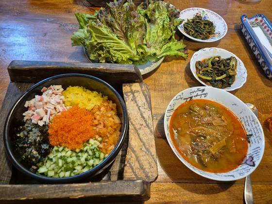 우크라이나 난민 타냐 코르부착과 이리나 니블리차가 만든 비빔밥과 상추. 박현준 기자