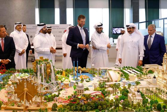 트럼프 오가니제이션의 부사장인 트럼프 대통령의 차남 에릭 트럼프가 지난달 30일 카타르측과 리조트 사업과 관련한 계약을 체결한 뒤 리조트 모형을 함께 지켜보고 있다. AFP=연합뉴스