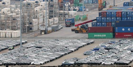 지난 3월 오후 경기도 평택시 포승읍 평택항 수출 야적장에 수출용 차량등이 주차돼 있는 모습. 뉴스1