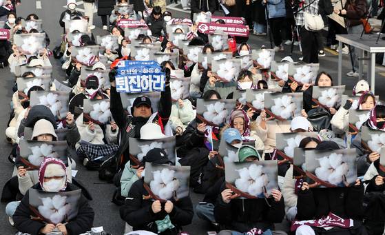 지난 3월 3일 동덕여대 재학생들과 참여자들이 서울 안국역 인근에서 재단 규탄 집회를 열고 학교 측의 학생 대상 고소 철회를 촉구하고 있다. 뉴스1