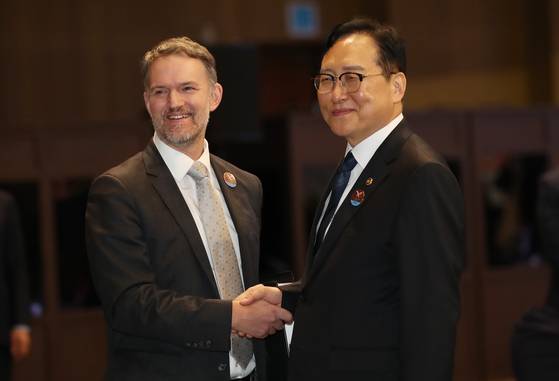 정인교 산업통상자원부 통상교섭본부장과 제이미슨 그리어 미국무역대표부(USTR) 대표가 15일 제주 서귀포시 제주국제컨벤션센터에서 열린 '2025 APEC 통상장관회의' 개회식에서 만나 인사하고 있다. 뉴스1