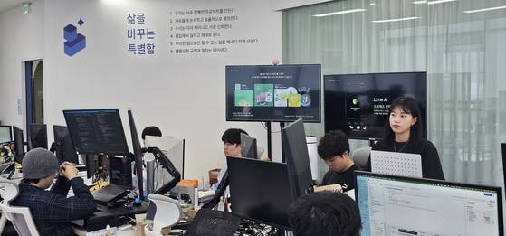 서울 봉천동에 있는 스타트업 블루시그넘 사옥에서 윤정현(맨 오른쪽) 대표가 회사에 대해 설명하고 있다.. 최준호 기자