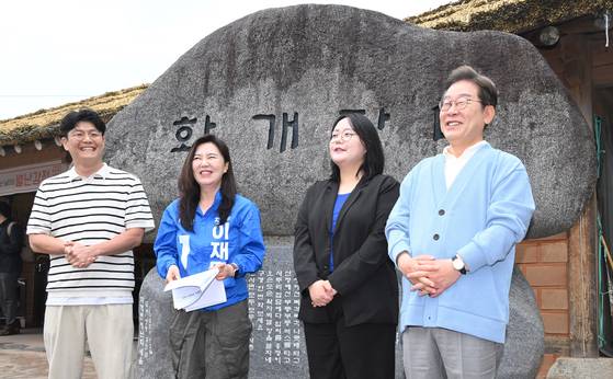 이재명 더불어민주당 대선 후보가 15일 경남 하동군 화개장터 노래비 앞에서 유튜브 라이브 K-이니셔TV 케미폭발 '동서화합' 라이브 오프닝을 촬영하고 있다. 김성룡 기자