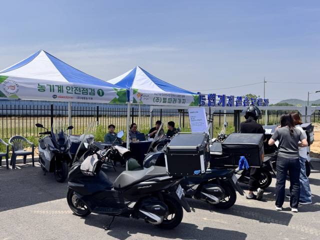 ▲ 한국도로교통공단 tbn 강원교통방송(본부장 원종화)은 14일 시 농업기술센터에서 농기계·이륜차 무료 점검 행사를 벌였다.