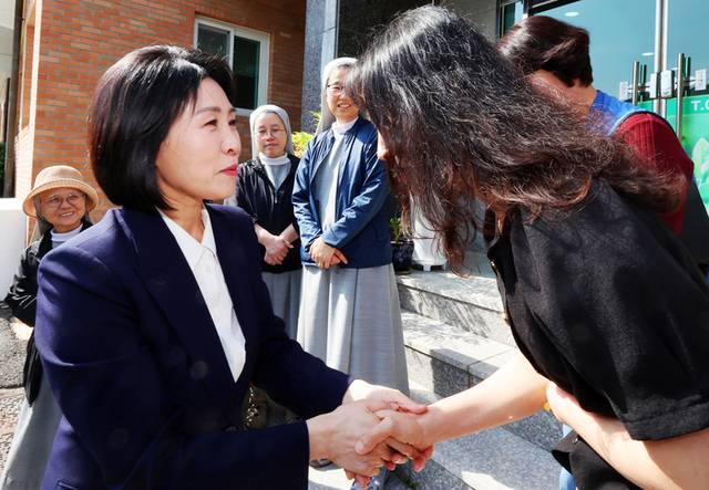 ▲ 더불어민주당 이재명 대선 후보의 배우자 김혜경 여사가 14일 오후 광주 남구 봉선동 사회복지시설인 소화자매원에서 관계자들과 인사를 나누고 있다. 김 여사는 이날 오전 광주 남구 노대동 빛고을노인건강타운에서 배식 자원봉사활동을 한 뒤 오월어머니집에서 오월어머니들과 면담했다. 연합뉴스