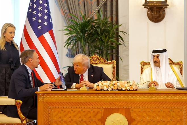 켈리 올트버그(왼쪽) 보잉 최고경영자(CEO)가 도널드 트럼프 미국 대통령(가운데)와 이야기하고 있는 모습을 셰이크 타밈 빈 하마드 알사니 카타르 군주(에미르)가 바라보고 있다. AFP연합뉴스