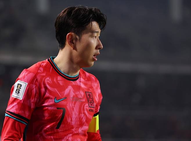 지난 3월 20일 경기도 고양종합운동장에서 열린 2026 북중미 월드컵 아시아 3차 예선 B조 7차전 대한민국과 오만의 경기에서 손흥민이 코너킥을 준비하고 있다. /사진=연합뉴스