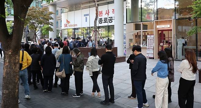 SK텔레콤 가입자 유심(USIM) 정보 해킹 사고 관련 유심 무료교체 서비스 이틀 째인 지난달 29일 오전 서울 종로구 T월드 직영 매장 앞에 고객들이 줄지어 대기하고 있다. 사진=뉴스1