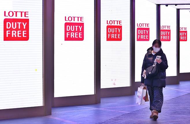 서울 명동 롯데면세점 앞을 한 행인이 지나가고 있다. 사진=연합뉴스