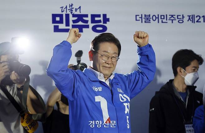 이재명 더불어민주당 대통령 후보가 14일 오후 경남 거제시 엠파크 차없는 거리를 찾아 유세를 마친 뒤 인사하고 있다. 박민규 선임기자