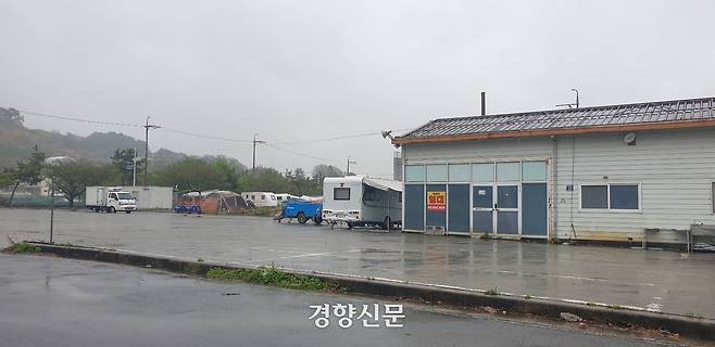 경남 창원 진해 복합레저관광단지 인근 제덕항 괴정마을 상업지역이 빈터로 남아 있다. 김정훈