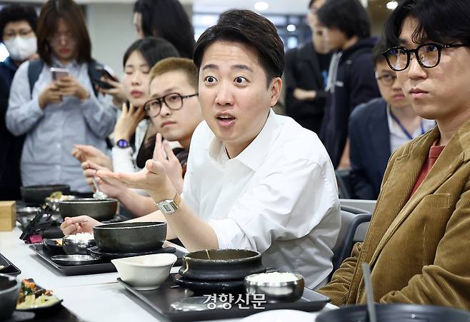 이준석 개혁신당  대선 후보가 제21대 대통령 선거 공식 선거운동 첫날인 지난 12일 서울 연세대학교 캠퍼스 학생회관에서 학생들과 점심을 먹고 있다. 사진공동취재단