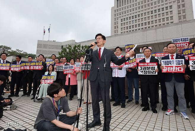 대법원 앞에서 “민주당 규탄” 김문수 국민의힘 대선 후보가 15일 서울 서초구 대법원 앞에서 열린 사법부 수호 및 더불어민주당 규탄대회에 참석해 규탄발언을 하고 있다. 한수빈 기자 subinhann@kyunghyang.com