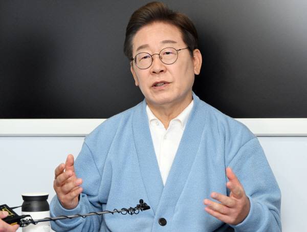 더불어민주당 이재명 대선 후보가 15일 경남 하동군 화개장터를 방문, 대형버스 안에 마련된 방송스튜디오에서 유튜브 라이브 방송을 마친 후 취재진과 인터뷰하고 있다. 공동취재