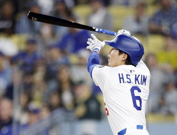 로스앤젤레스 다저스 김혜성이 15일 다저스타디움에서 열린 애슬레틱스와의 경기 5회에 빅리그 1호 홈런을 쏘아 올리고 있다. AFP 연합뉴스