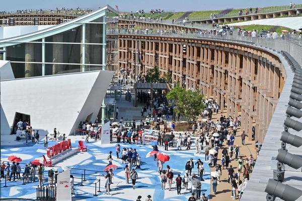 지난 14일 오사카 엑스포를 찾은 방문객들이 둘레 2㎞, 지름 615ｍ, 폭 30ｍ, 높이 20ｍ의 세계 최대 목조 건축물인 그랜드 링(Grand Ring) 주변을 걷고 있다. AFP 연합뉴스