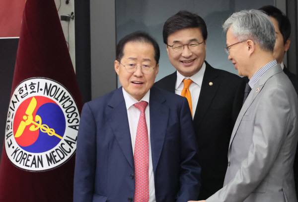 국민의힘 홍준표 대선 경선 후보가 22일 서울 용산구 대한의사협회에서 열린 간담회에 참석하고 있다. 왼쪽부터 홍 후보, 김대식 의원, 김택우 대한의사협회장. 연합뉴스