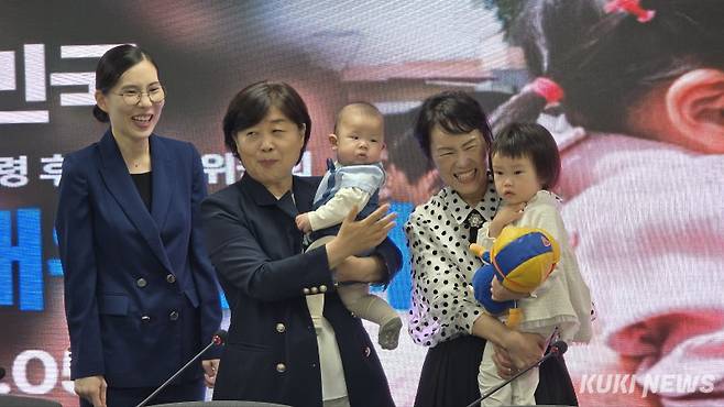 서영교 인구미래위원장이 15일 ‘인구미래위원회’ 출범식 전 방문한 아이들을 안아주고 있다. 임현범 기자