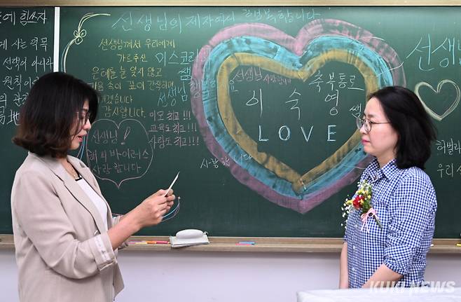 스승의 날인 15일, 일성여고 2학년 2반 권금옥 급장이 담임선생님께 감사의 글을 전하고 있다.