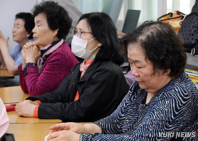 일성여고 1학년 6반 전영분(76)학생은 “처음엔 낯선 환경과 배움에 대한 두려움이 있었지만, 시간이 지나면서 학교생활에 잘 적응하고 있다”며 “특히 영어 말하기 대회 연극에서 백설공주 속 왕비 역할을 맡아 연기한 경험은 잊을 수 없다. 배움의 기회를 준 교장선생님과 모든 과목 선생님들께 감사하다”고 말했다.