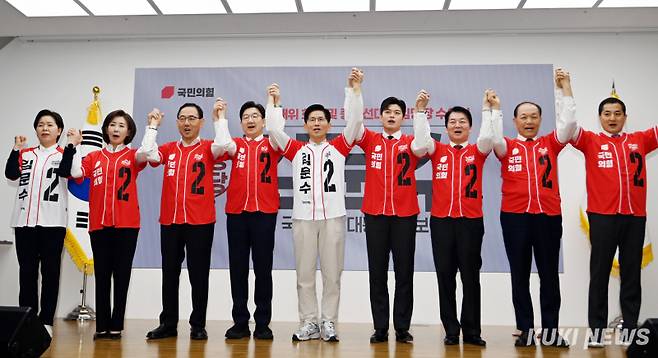 김문수 국민의힘 대선 후보와 중앙선대위 위원장들이 지난 12일 오전 서울 영등포구 여의도 국민의힘 중앙당사에서 열린 중앙선대위 임명장 수여식에 기념사진을 찍으며 손을 번쩍 들어올리고 있다. 유희태 기자