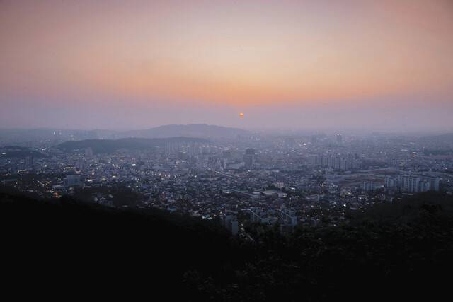 아중호수공원 인근 기린봉에 오르면 전주 시내가 한눈에 내려다보인다. 일몰과 야경 명소다.