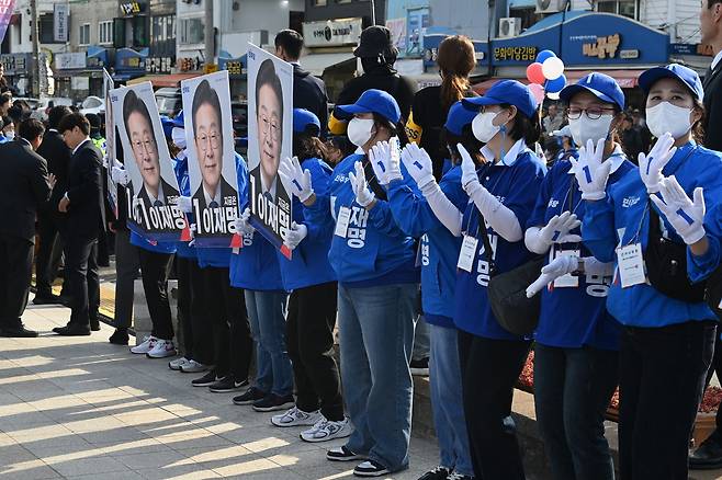 14일 경남 통영시 강구안 문화마당에서 열린 이재명 더불어민주당 대선후보의 유세장에서 선거운동원들이 기호1번이 적힌 장갑을 끼고 지지를 호소하고 있다. 통영=이병주 기자