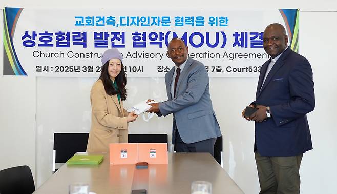 tBD건축사사무소 서정희 공동대표(맨왼쪽)가 최근 케냐PCEA관계자들과 협약식을 마친후 기념촬영을 하고 있다.