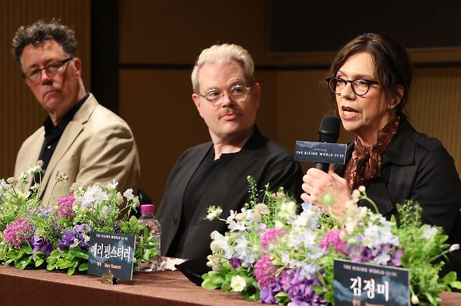 지난 13일 예술의전당 신작 오페라 ‘더 라이징 월드: 물의 정령’ 기자간담회에서 작곡가 메린 핀스터러(오른쪽부터)가 취재진의 질문에 답하고 있다. 이날 연출가 스티븐 카르, 지휘자 스티븐 오즈굿도 기자간담회에 함께했다.   연합뉴스