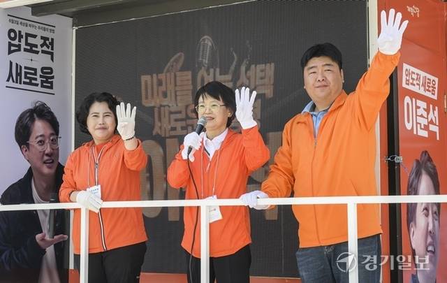 제21대 대통령선거를 20일 앞둔 14일 김미리 개혁신당 경기도당위원장이 선거운동원들과 경기지역 곳곳에서 열띤 선거운동을 펼치고 있다. 윤원규·홍기웅기자