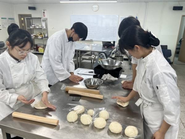 식품가공과. 여주자영농고 제공