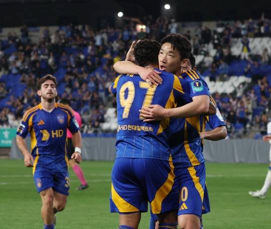 골 환호하는 김민우-에릭. 사진[연합뉴스]