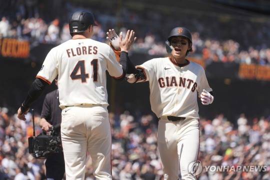 홈런 친 이정후(오른쪽)