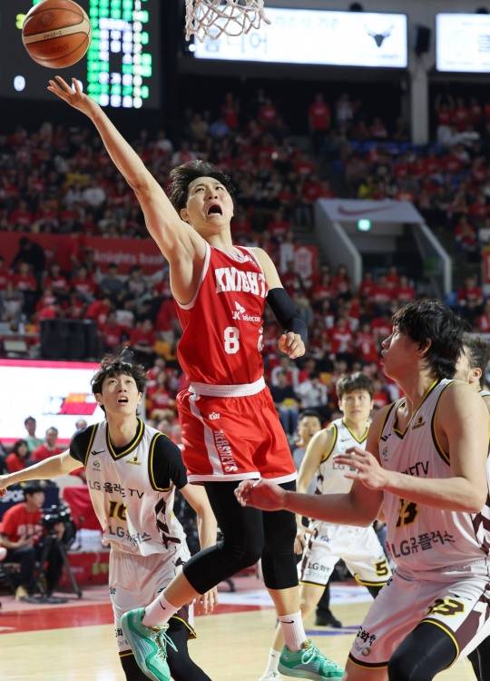 승리를 향해. 사진[연합뉴스]