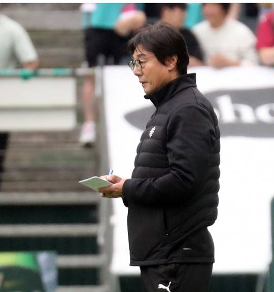 메모하는 황선홍 감독. 사진[연합뉴스]